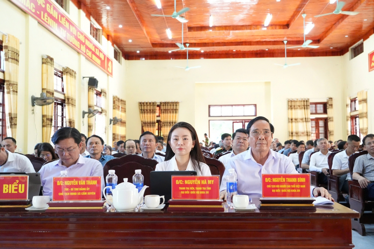 Chủ tịch Hội Người cao tuổi Việt Nam Nguyễn Thanh Bình cùng các đại biểu tham dự hội nghị.