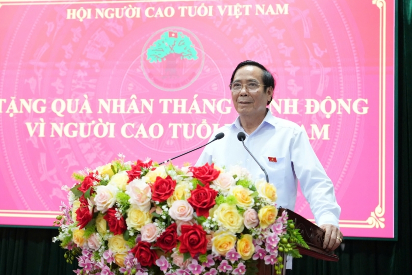 Đồng chí Nguyễn Thanh Bình - Chủ tịch Hội Người cao tuổi Việt Nam phát biểu tại buổi trao quà tại phường Thành Sen.