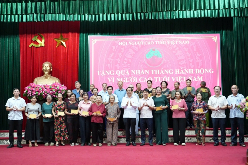 Đồng chí Nguyễn Thanh Bình - Chủ tịch Hội Người cao tuổi Việt Nam cùng lãnh đạo phường Thành Sen trao quà cho người cao tuổi trên địa bàn.