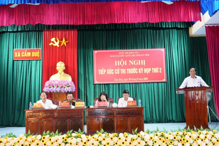 Các đồng chí chủ trì hội nghị tiếp xúc cử tri.