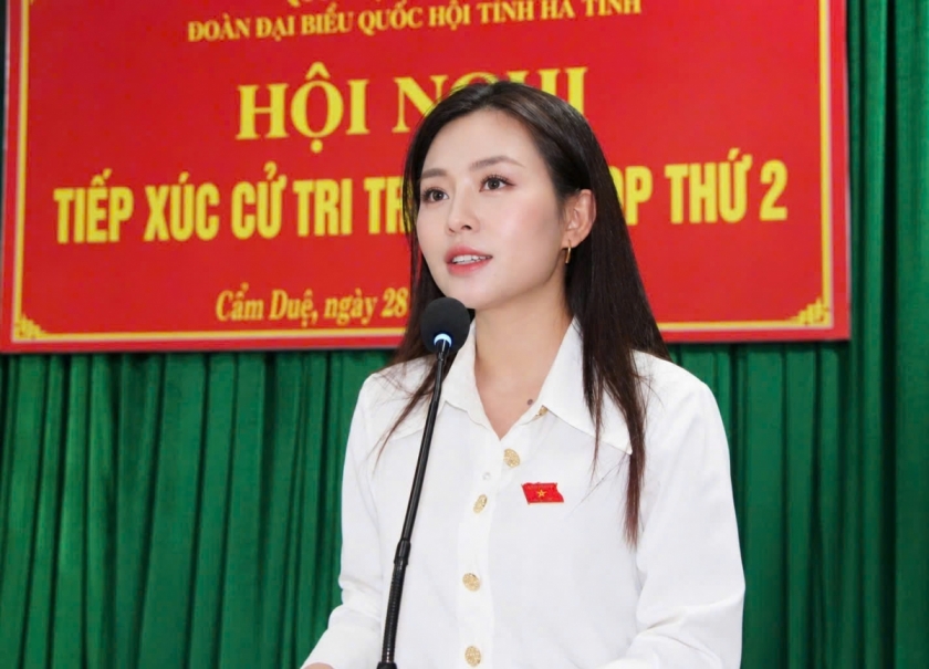 Đồng chí Nguyễn Hà My - Thanh tra tỉnh Hà Tĩnh thông tin về dự kiến nội dung, chương trình Kỳ họp thứ 2.