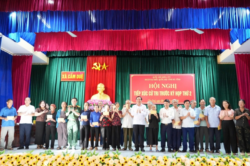 Đồng chí Nguyễn Thanh Bình - Chủ tịch Hội Người cao tuổi Việt Nam trao quà cho người cao tuổi tại xã Cẩm Duệ.