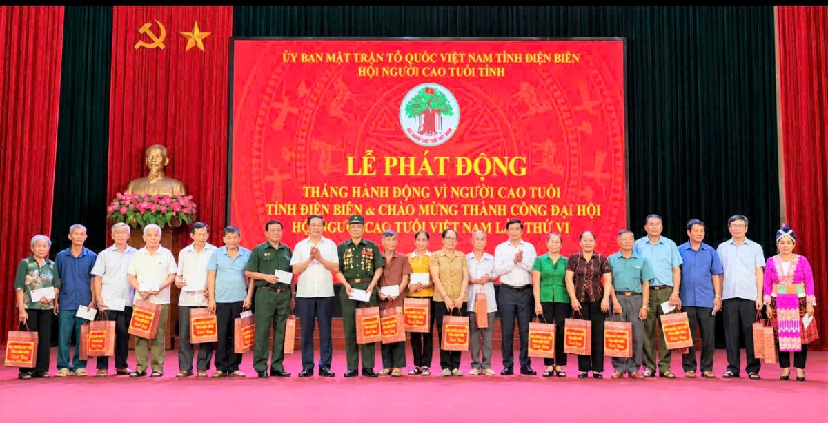 Tặng quà NCT hoàn cảnh khó khăn tỉnh Điện Biên