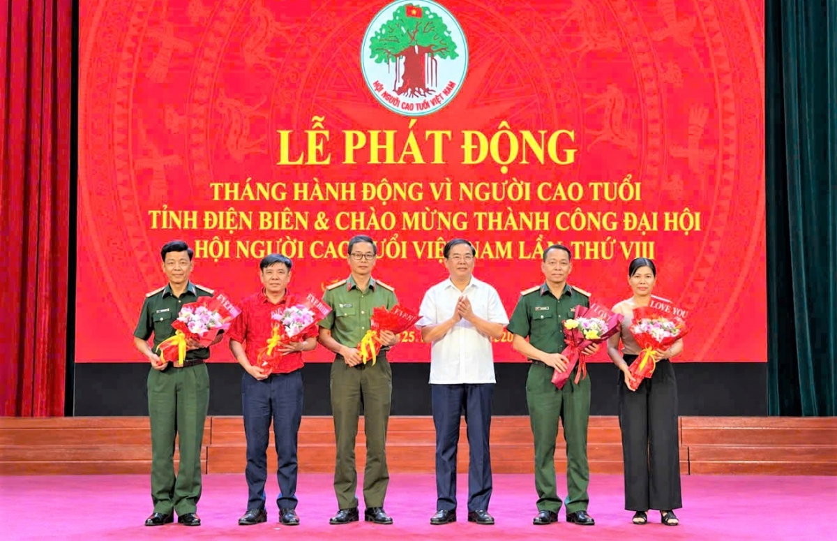 Tặng hoa tri ân các đơn vị, doanh nghiệp đồng hành có nhiều đóng góp chăm sóc NCT