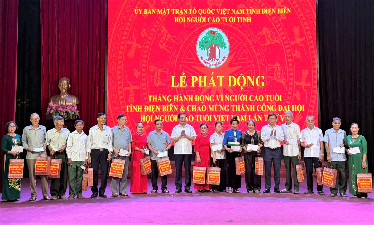 Tặng quà NCT hoàn cảnh khó khăn tỉnh Điện Biên