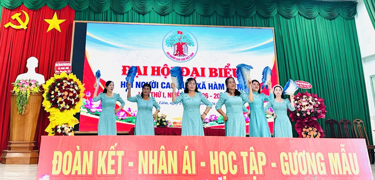 Văn nghệ chào mừng Đại hội Hội Người cao tuổi xã Hàm Liêm