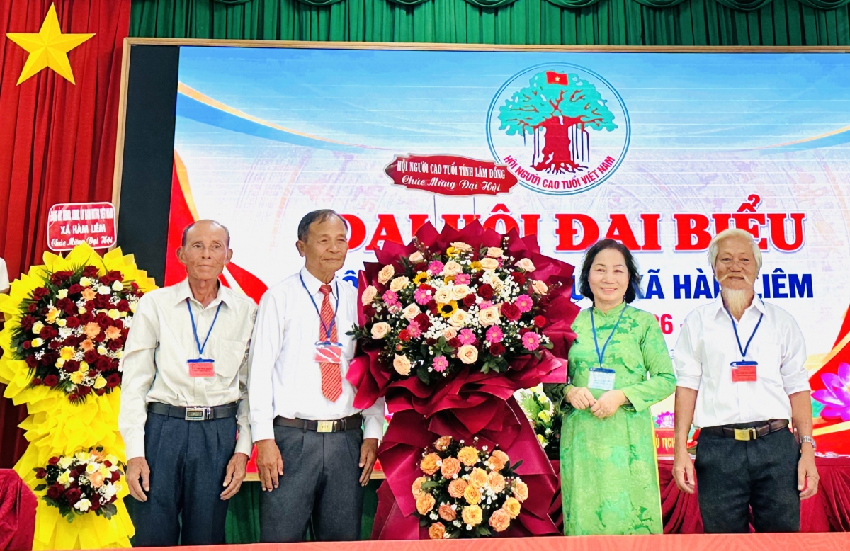 Lãnh đạo Hội Người cao tuổi tỉnh tặng hoa cho Đại hội