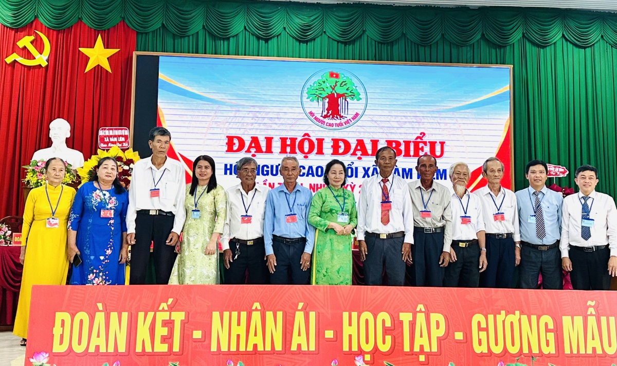 BCH Hội Người cao tuổi xã  nhiệm kỳ mới ra mắt Đại hội chụp ảnh lưu niệm với các đồng chí lãnh đạo