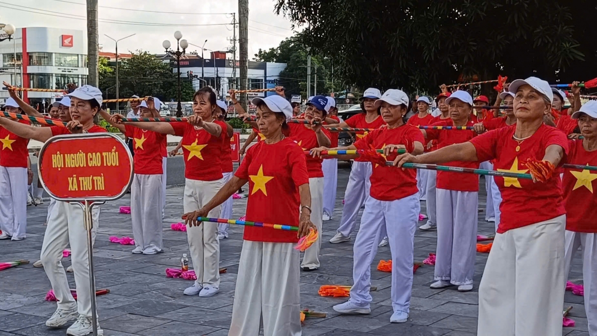 Lan tỏa hoạt động chăm sóc, phát huy vai trò người cao tuổi tại Hưng Yên Lan tỏa hoạt động chăm sóc, phát huy vai trò người cao tuổi tại Hưng Yên