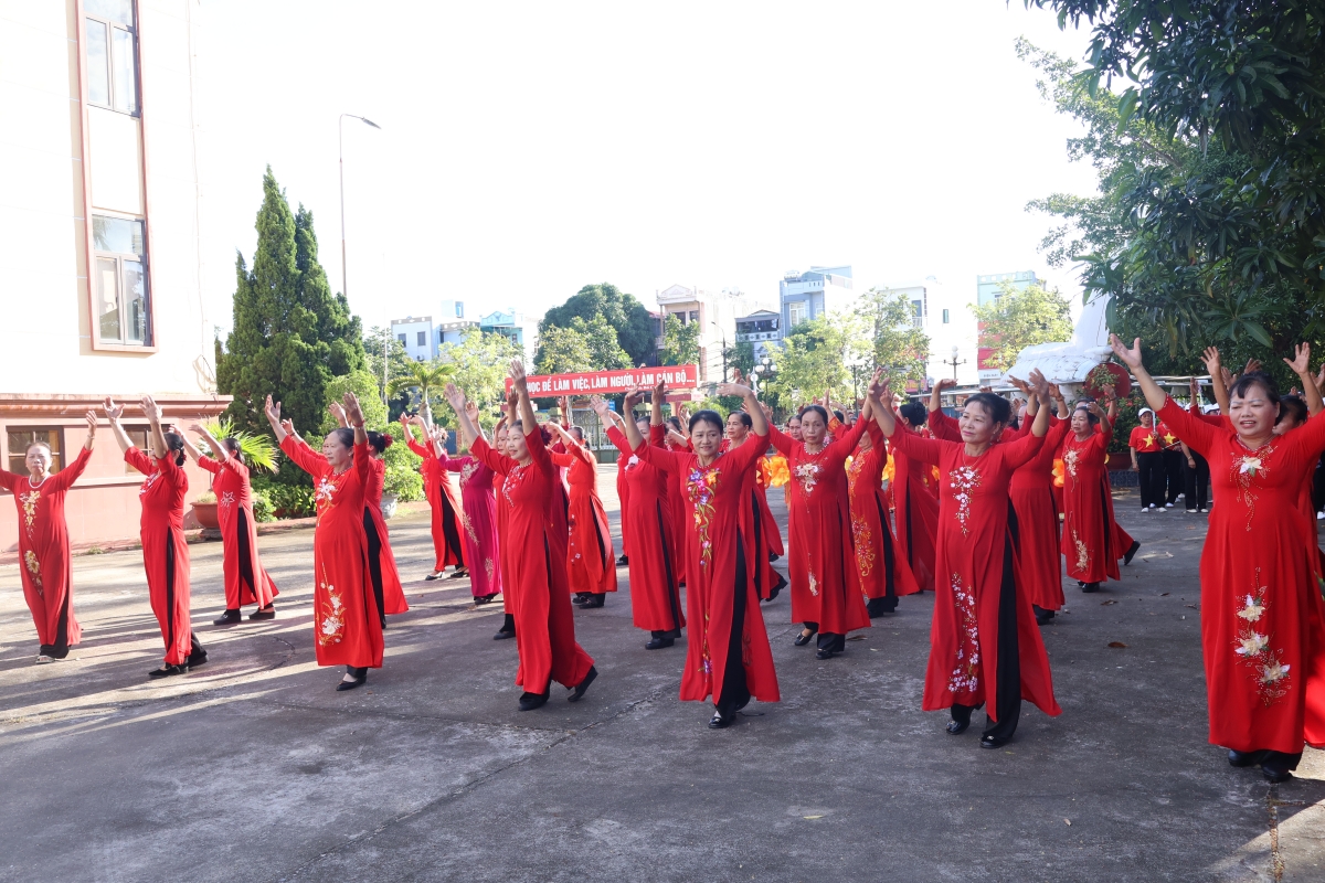 Lan tỏa hoạt động chăm sóc, phát huy vai trò người cao tuổi tại Hưng Yên Lan tỏa hoạt động chăm sóc, phát huy vai trò người cao tuổi tại Hưng Yên