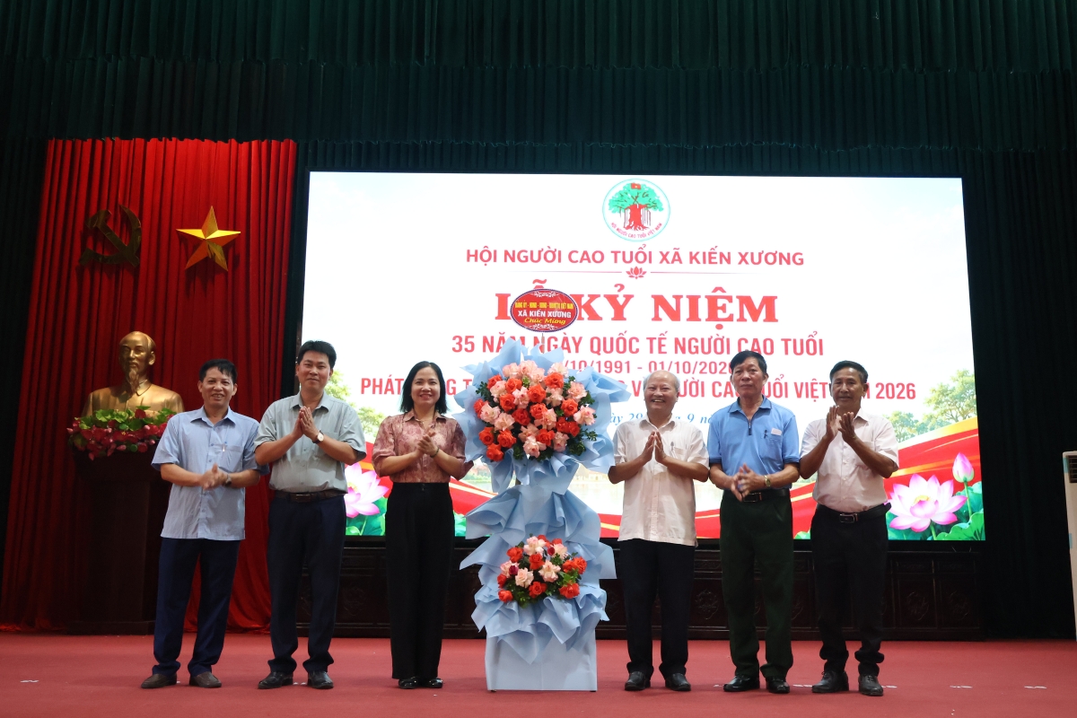 Các đồng chí lãnh đạo xã tặng hoa chúc mừng Hội Người Cao tuổi xã Kiến Xương. Các đồng chí lãnh đạo xã tặng hoa chúc mừng Hội Người Cao tuổi xã Kiến Xương.