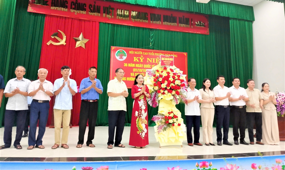 lãnh đạo Hội NCT tỉnh Thanh Hóa và lãnh đạo phường Hàm Rồng tặng hoa chúc mừng lãnh đạo Hội NCT tỉnh Thanh Hóa và lãnh đạo phường Hàm Rồng tặng hoa chúc mừng