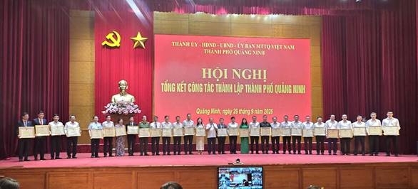 Bí thư Thành ủy thành phố Quản Minh Cường trao Bằng khen cho các tập thể, cá nhân có thành tích xuất sắc trong công tác triển khai thành lập thành phố Quảng Ninh. Vị thế mới cuối cùng phải được đo bằng chất lượng cuộc sống của Nhân dân