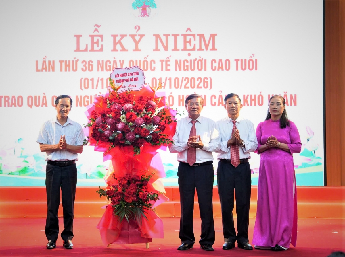 Hội NCT TP Hà Nội tặng hoa chúc mừng Hội NCT TP Hà Nội tặng hoa chúc mừng