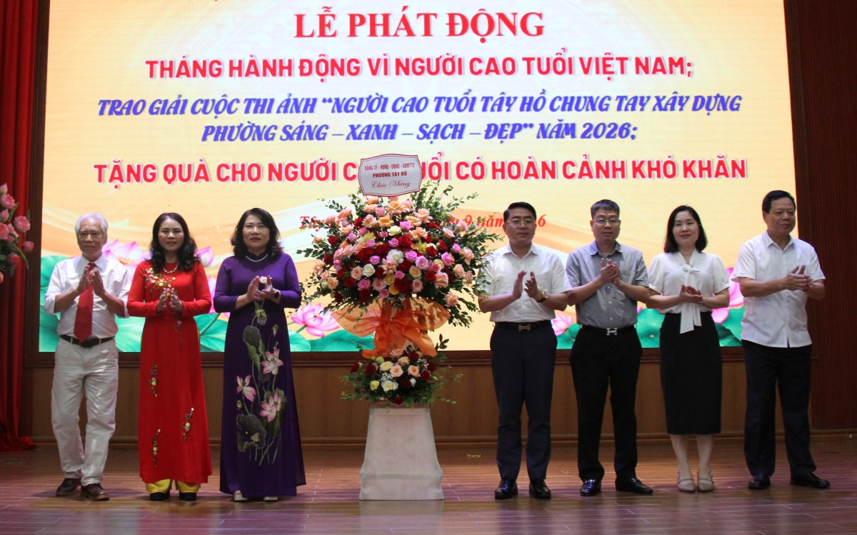 Lãnh đạo phường tặng hoa chúc mừng Hội Người cao tuổi Tây Hồ Lãnh đạo phường tặng hoa chúc mừng Hội Người cao tuổi Tây Hồ