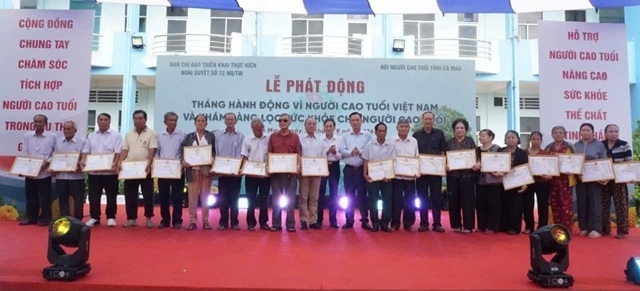 Ông Nguyễn Văn Khởi, Phó Chủ tịch Ủy ban MTTQ Việt Nam tỉnh Cà Mau và ông Phạm Anh Tuấn, Chủ tịch Hội NCT tỉnh Cà Mau, trao thiếp mừng thọ cho NCT Ông Nguyễn Văn Khởi, Phó Chủ tịch Ủy ban MTTQ Việt Nam tỉnh Cà Mau và ông Phạm Anh Tuấn, Chủ tịch Hội NCT tỉnh Cà Mau, trao thiếp mừng thọ cho NCT