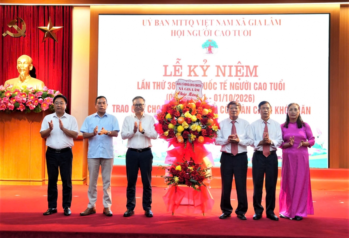 Lãnh đạo xã Gia Lâm tặng hoa chúc mừng Lãnh đạo xã Gia Lâm tặng hoa chúc mừng