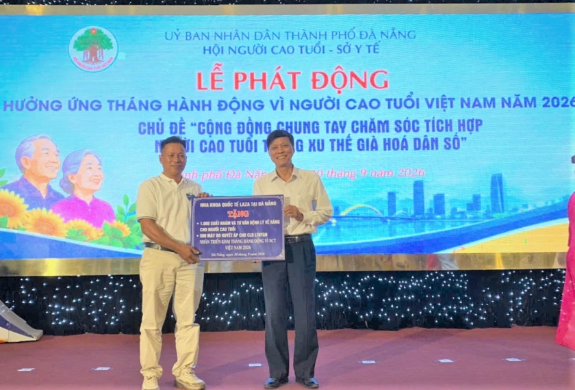 Tặng máy đo huyết áp và khám răng cho NCT TP Đà Nẵng
