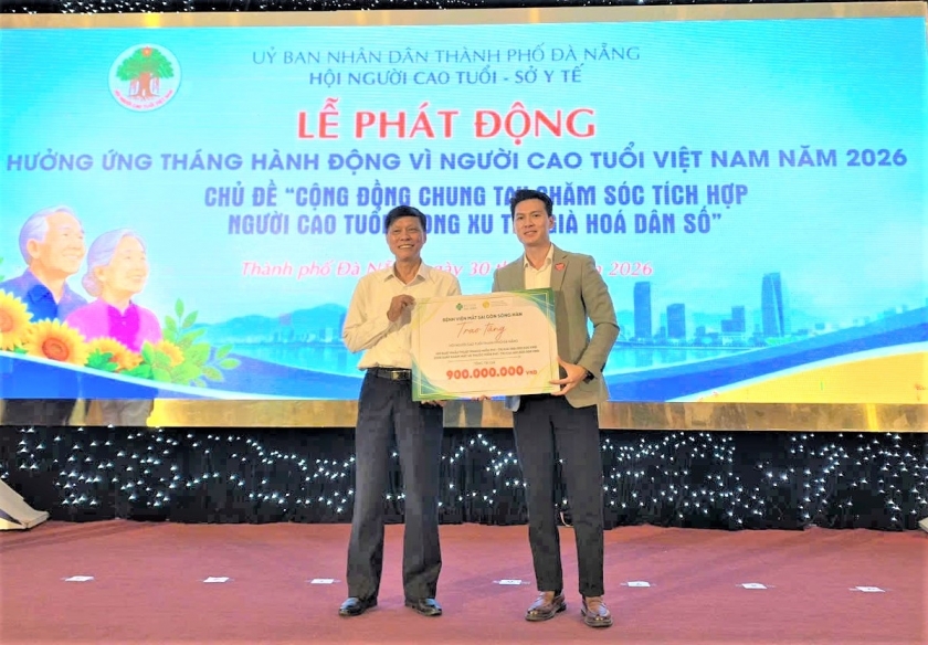 Trao tặng chương trình Mắt sáng cho NCT TP Đà Nẵng