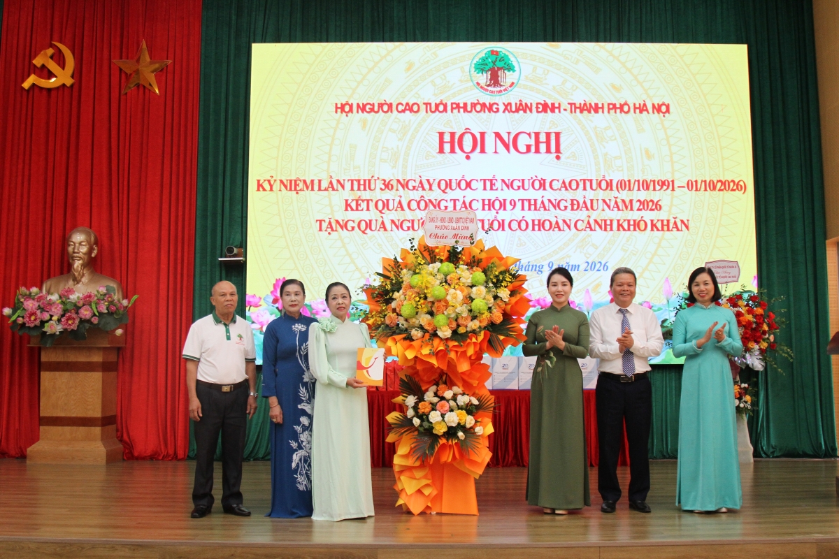 Lãnh đạo Đảng ủy, HĐND, UBND, UBMTTQ Việt Nam phường tặng hoa chúc mừng Lãnh đạo Đảng ủy, HĐND, UBND, UBMTTQ Việt Nam phường tặng hoa chúc mừng