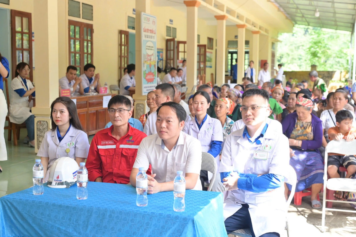 Bệnh viện Hữu nghị Đa khoa Nghệ An tổ chức chương trình khám, chữa bệnh và cấp phát thuốc miễn phí tại địa bàn 2 xã vùng biên, trong đó nhiều người cao tuổi được thăm khám sức khỏe. Bệnh viện Hữu nghị Đa khoa Nghệ An tổ chức chương trình khám, chữa bệnh và cấp phát thuốc miễn phí tại địa bàn 2 xã vùng biên, trong đó nhiều người cao tuổi được thăm khám sức khỏe.
