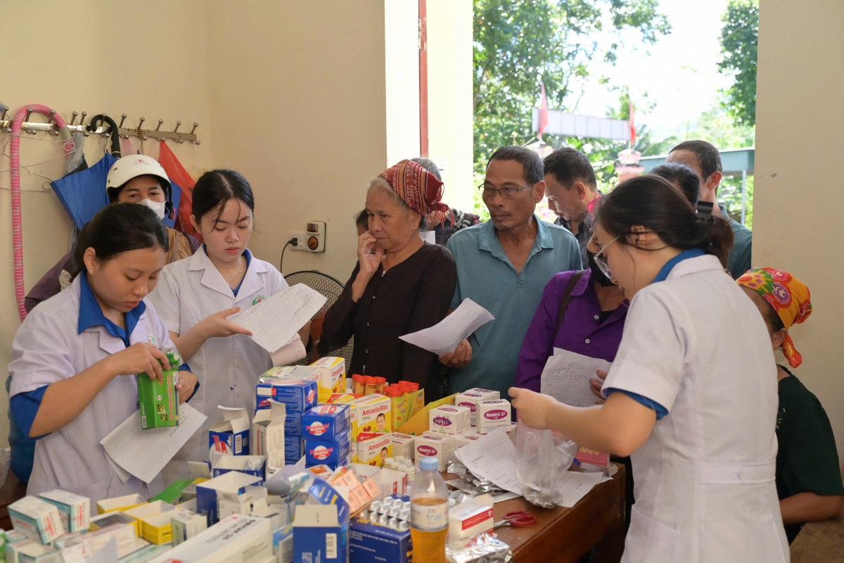 Ngoài được khám, tư vẫn, người bệnh và những người cao tuổi còn được cấp thuốc miễn phí. Ngoài được khám, tư vẫn, người bệnh và những người cao tuổi còn được cấp thuốc miễn phí.