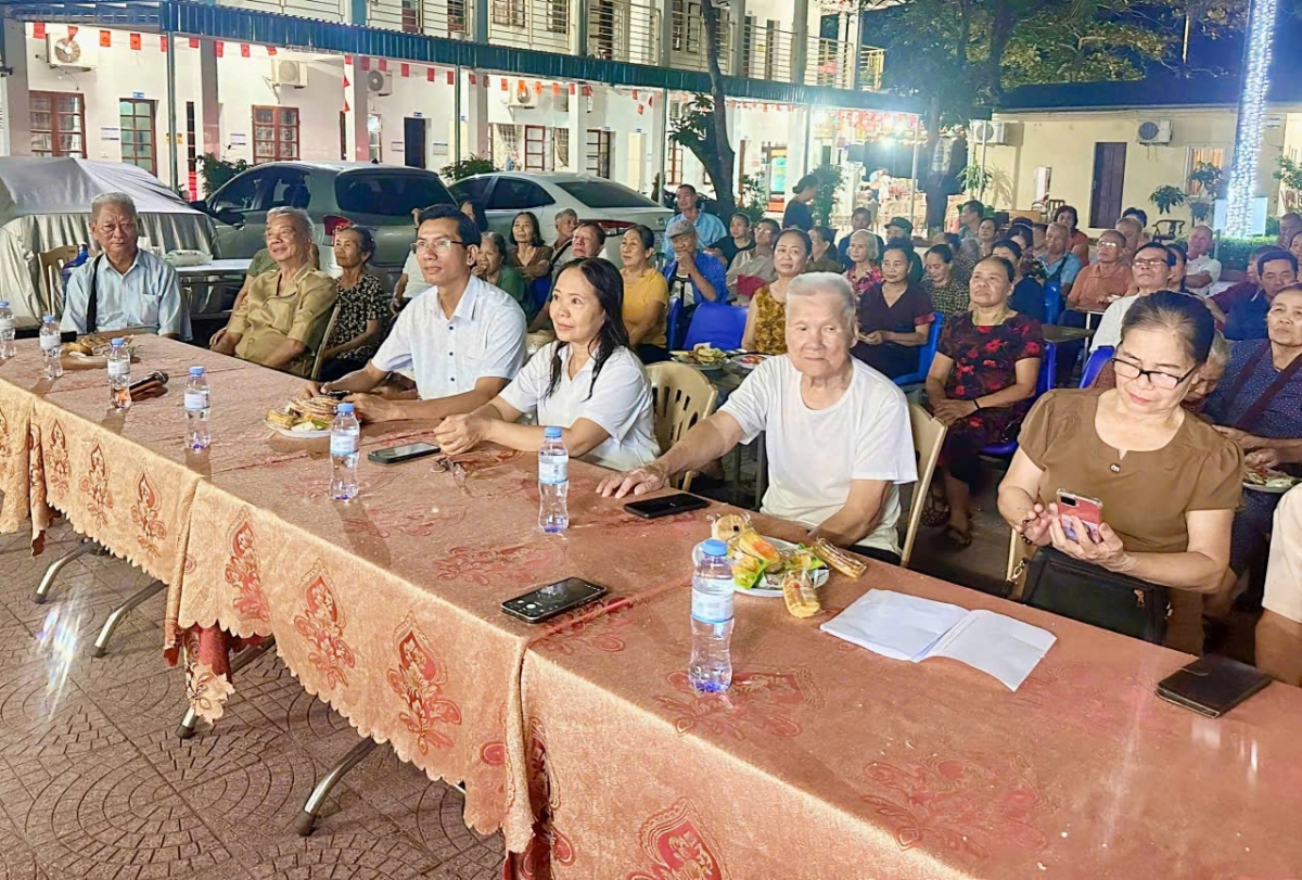 Người bệnh cao tuổi không chỉ được thưởng thức các tiết mục văn nghệ mà còn có dịp trò chuyện, giao lưu, chia sẻ cùng cán bộ, nhân viên bệnh viện và những người đồng cảnh Người bệnh cao tuổi không chỉ được thưởng thức các tiết mục văn nghệ mà còn có dịp trò chuyện, giao lưu, chia sẻ cùng cán bộ, nhân viên bệnh viện và những người đồng cảnh