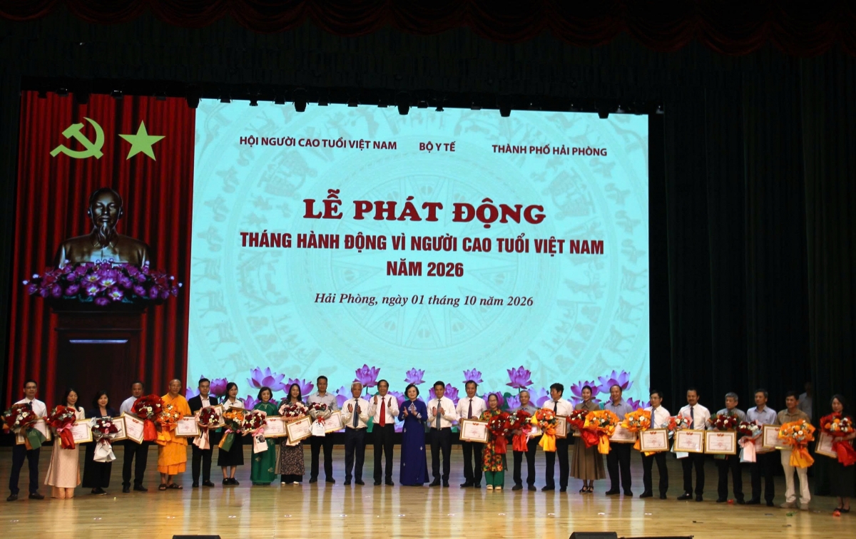 ; trao Bằng khen tặng các doanh nghiệp, cá nhân có nhiều đóng góp thiết thực cho công tác chăm sóc người cao tuổi.
