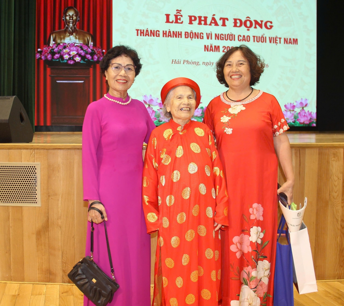 Cụ Đỗ Thị Hợi (90 tuổi) đại biểu người cao tuổi tiêu biểu của phường Lê Chân, TP Hải Phòng xúc động 