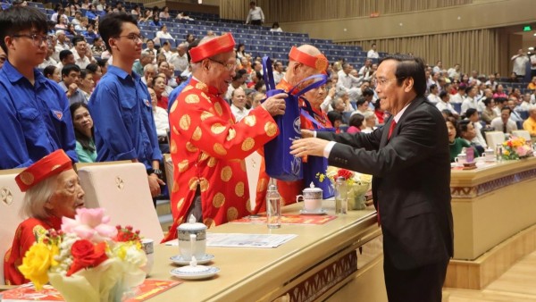 Ấm lòng nơi thành phố hoa phượng đỏ