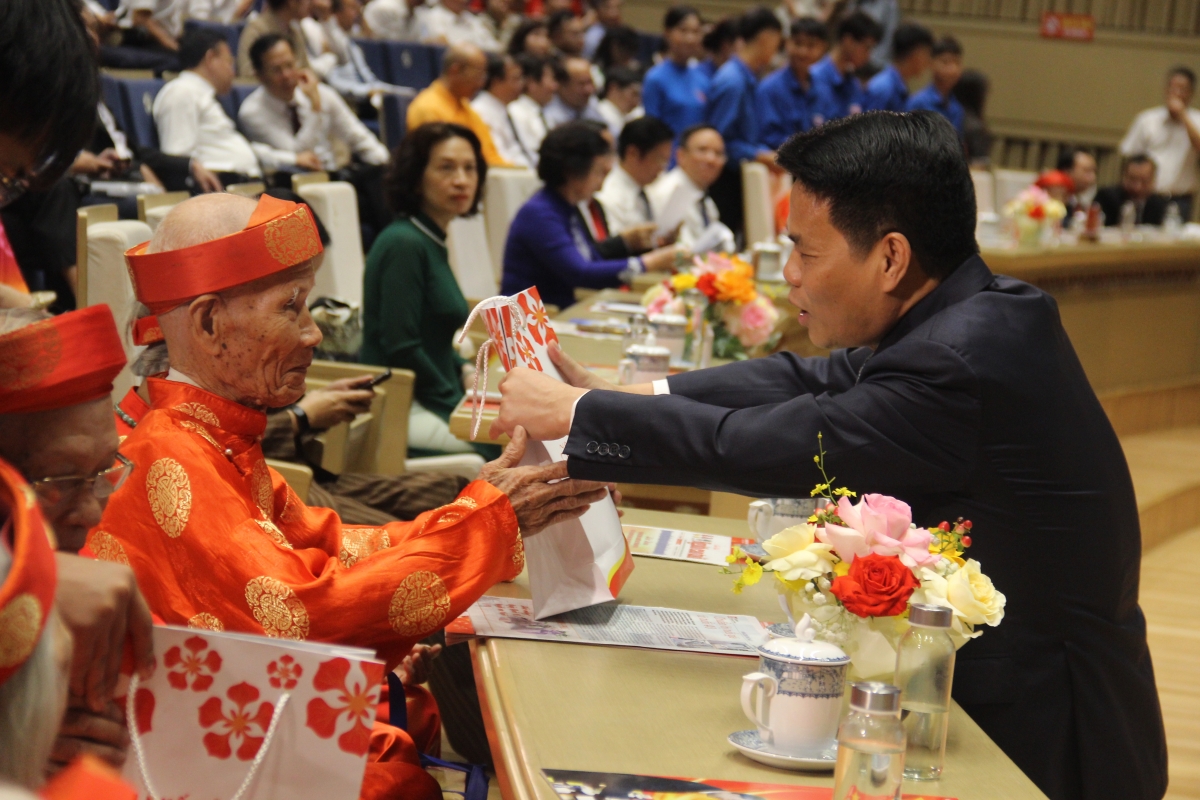 Bí thư thành uỷ Hải Phòng Lê ngọc Châu trao quà tới các đại biểu Người cao tuổi tiêu biểu.
