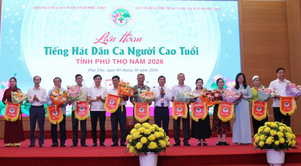 Người cao tuổi góp sức gìn giữ hồn quê Đất Tổ qua những làn điệu dân ca Người cao tuổi góp sức gìn giữ hồn quê Đất Tổ qua những làn điệu dân ca