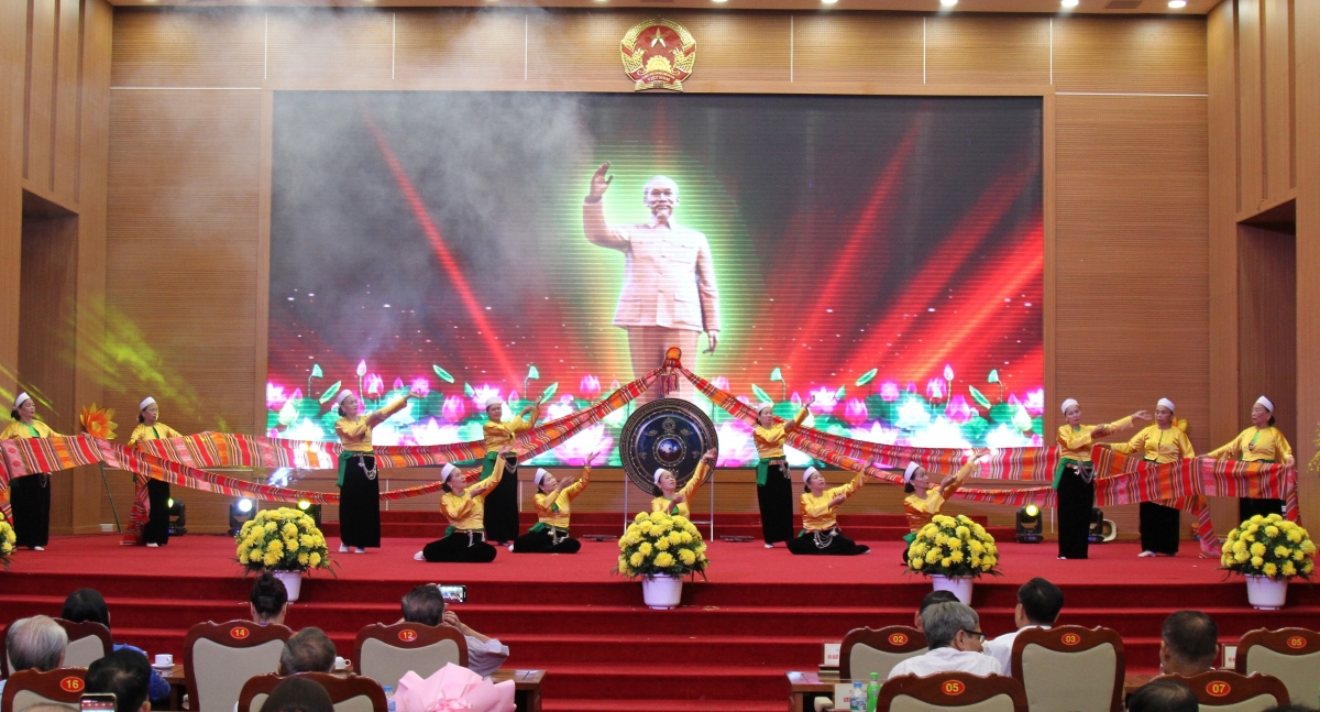 Người cao tuổi góp sức gìn giữ hồn quê Đất Tổ qua những làn điệu dân ca Người cao tuổi góp sức gìn giữ hồn quê Đất Tổ qua những làn điệu dân ca