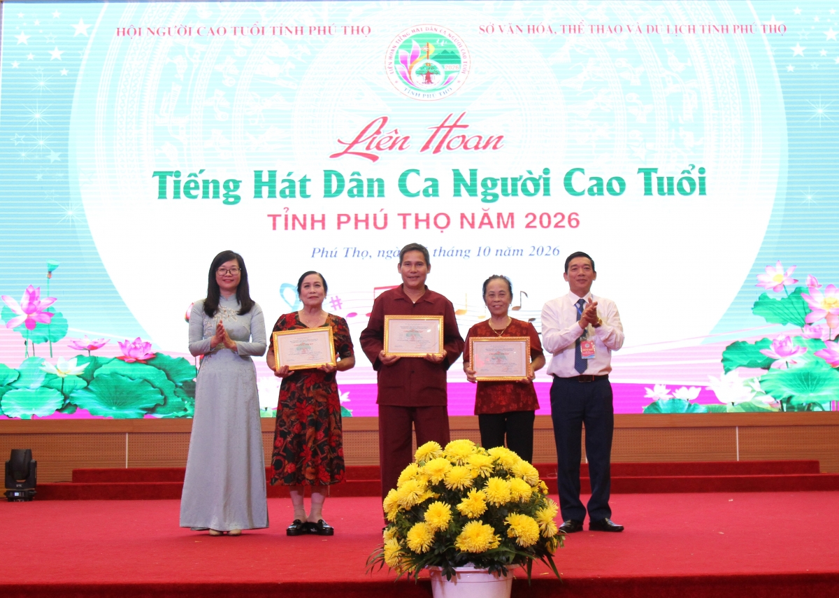 Người cao tuổi góp sức gìn giữ hồn quê Đất Tổ qua những làn điệu dân ca Người cao tuổi góp sức gìn giữ hồn quê Đất Tổ qua những làn điệu dân ca