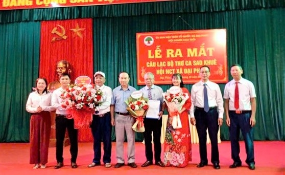 Lãnh đạo Hội Người cao tuổi tỉnh và xã tặng hoa chúc mừng Lãnh đạo Hội Người cao tuổi tỉnh và xã tặng hoa chúc mừng