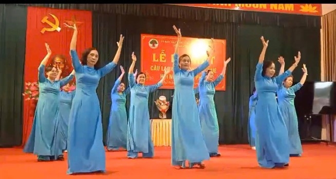Người cao tuổi xã biểu diễn văn nghệ chào mừng CLB Thơ ca Sao Khuê 1 Người cao tuổi xã biểu diễn văn nghệ chào mừng CLB Thơ ca Sao Khuê 1