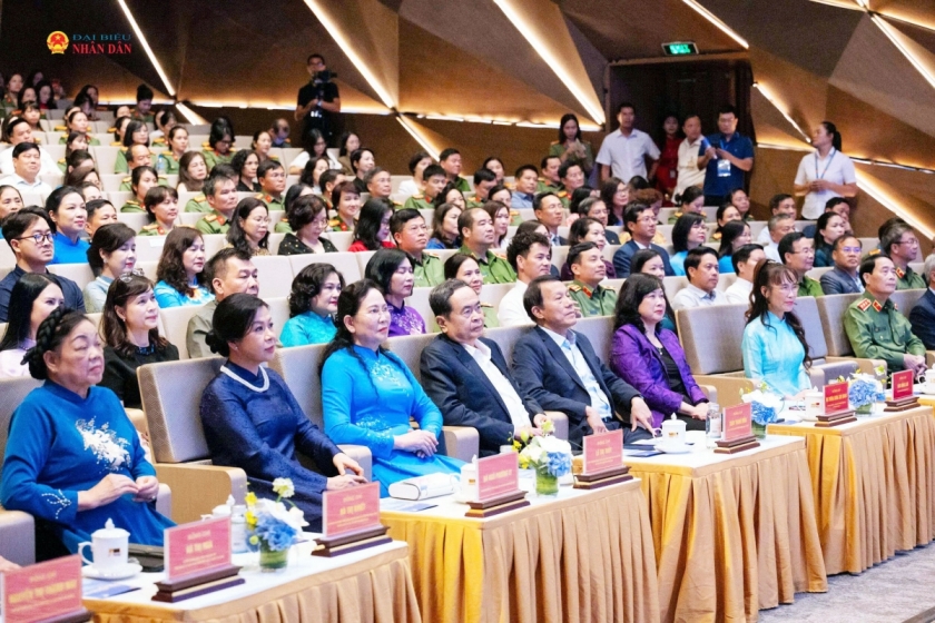 Chủ tịch Quốc hội Trần Thanh Mẫn và các đại biểu dự Chương trình ”Kết nối yêu thương”.