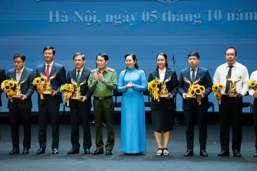 Đồng chí Đỗ Đức Thành - Phó Tổng Giám đốc Agribank (thứ 2 từ trái sang) nhận hoa và biểu trưng của Chương trình.