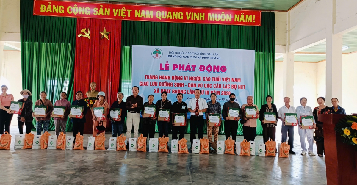 lãnh đạo Bệnh viện mắt Tây Nguyên và Hội NCT xã Dray Bhăng tặng 30 xuất quà cho  NCT là hộ nghèo có hoàn cảnh khó khăn trên địa bàn xã.