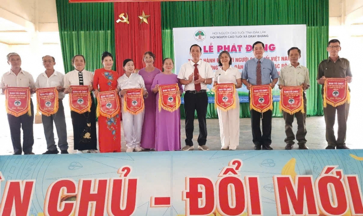 ng Nguyễn Hồng Khanh, Chủ tịch Hội NCT xã Dray Bhăng, Trưởng bạn tổ chức Lễ phát động, tặng cờ lưu niệm của BTC cho các đơn vị về dự và giao lưu DS -DV các CLB MCT xã Dray Bhăng năm 2026.