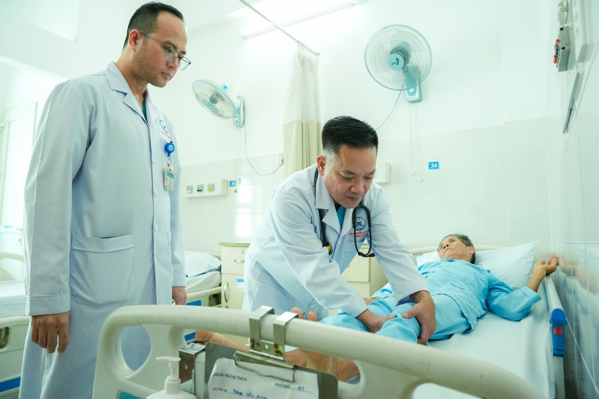 Các bác sĩ Bệnh viện Thống Nhất thăm khám cho bệnh nhân Các bác sĩ Bệnh viện Thống Nhất thăm khám cho bệnh nhân