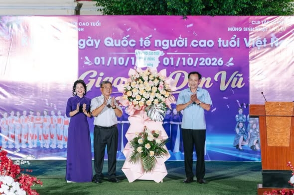 Lãnh đạo Hội NCT TP Hải Phòng tặng hoa chúc mừng Hội NCT xã Kiến Minh
