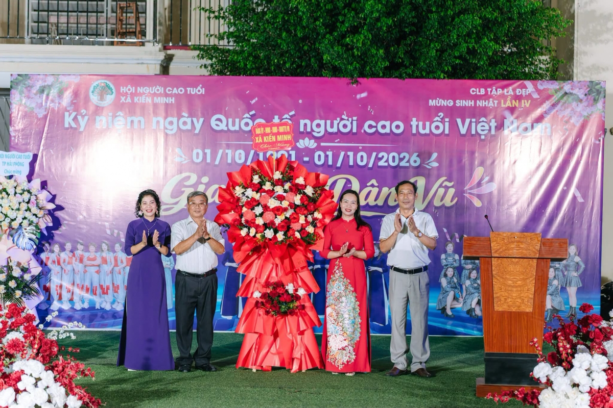 Lãnh đạo xã Kiến Minh tặng hoa chúc mừng Hội NCT xã