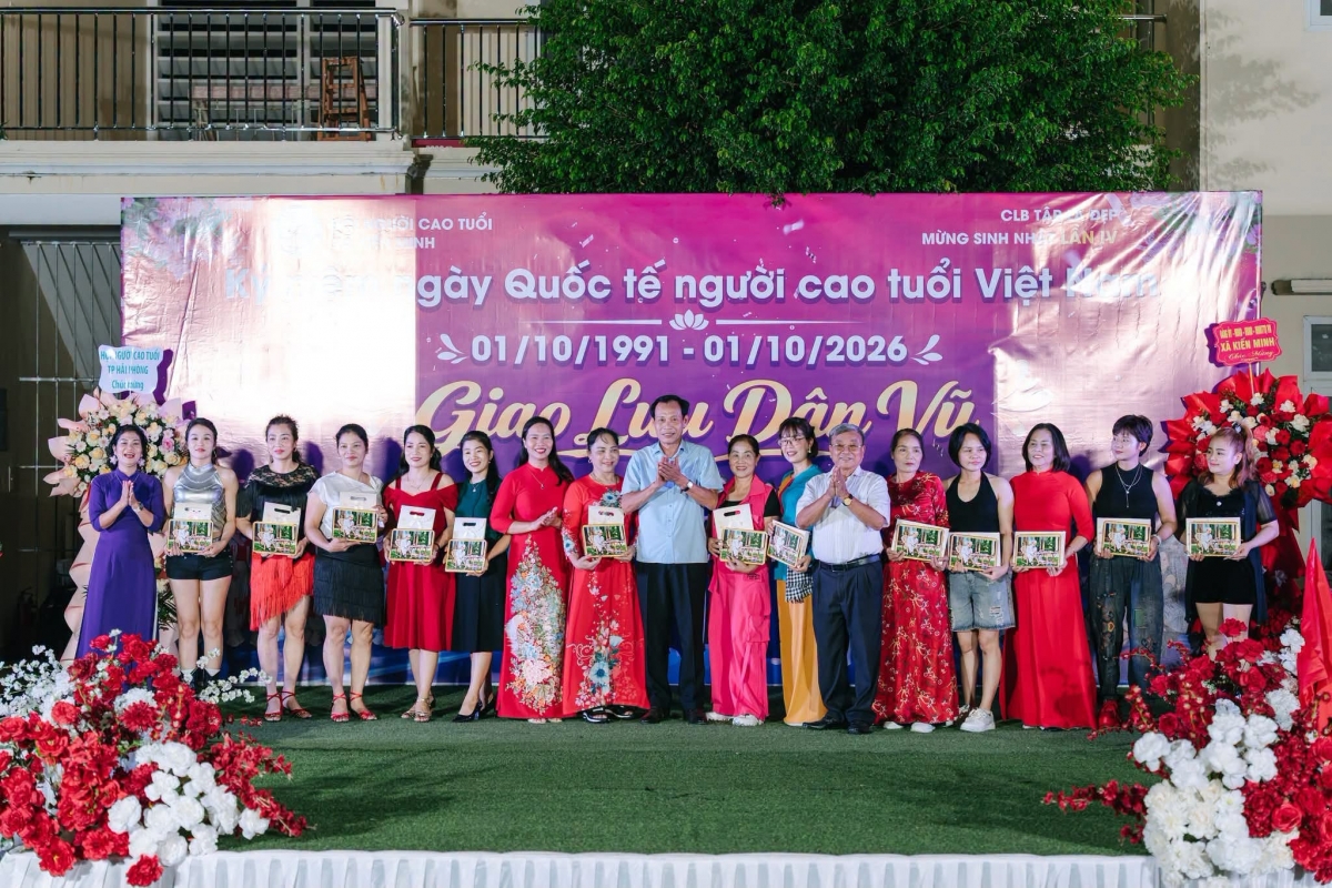 Tặng quà các đội tham gia giao lưu