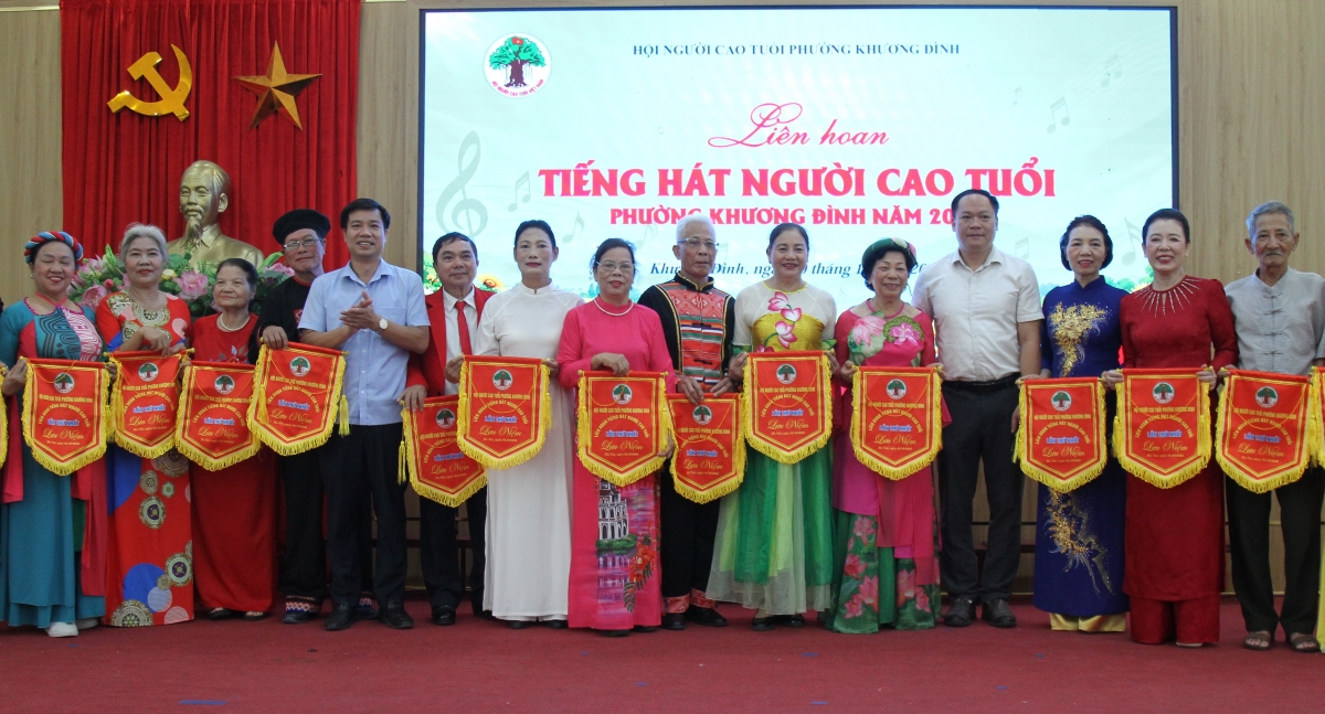 Ban Tổ chức trao cờ lưu niệm cho các đơn vị tham gia Liên hoan Tiếng hát Người cao tuổi lần thứ Nhất năm 2026 phường Khương Đình