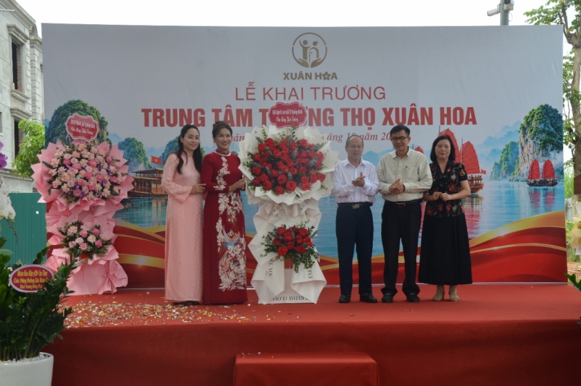 Ông Nguyễn Công Quyền, Phó Chủ tịch Hội NCT thành phố Quảng Ninh(người thứ 3 từ trái sang) tặng hoa chúc mừng Trung tâm dưỡng tão trường thọ Xuân Hoa.