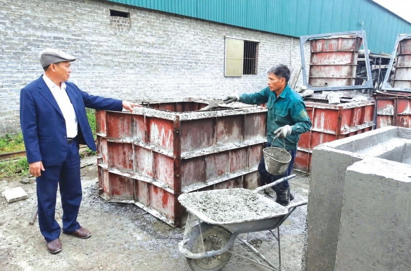 Ông Nguyễn Xuân Vĩnh kiểm tra quy trình sản xuất bê tông. Ảnh Lê Dũng Ông Nguyễn Xuân Vĩnh kiểm tra quy trình sản xuất bê tông. Ảnh Lê Dũng
