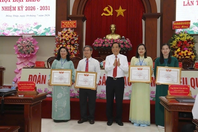 Ông Nguyễn Thanh Bình, Chủ tịch Hội Người cao tuổi Việt Nam, trao Bằng khen tặng các tập thể, cá nhân có thành tích xuất sắc trong công tác Hội Người cao tuổi tỉnh Đồng Tháp nhiệm kỳ 2021–2026
