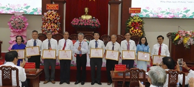 Ông Đinh Văn Dũng, Ủy viên Ban Thường vụ Tỉnh ủy, Phó Chủ tịch Thường trực Ủy ban MTTQ Việt Nam tỉnh Đồng Tháp, trao Bằng khen tặng các tập thể, cá nhân có thành tích xuất sắc trong công tác Hội Người cao tuổi tỉnh nhiệm kỳ 2021–2026