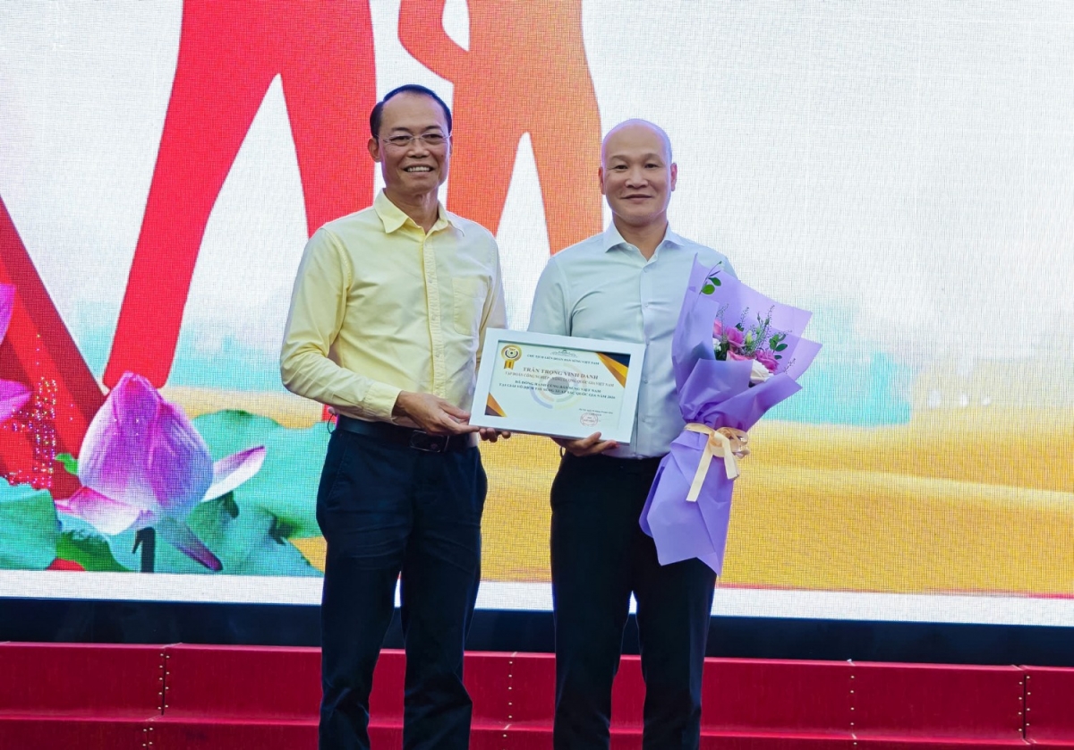 Ông Đỗ Văn Bình, Chủ tịch Liên đoàn Bắn súng Việt Nam vinh danh PETROVIETNAM vì những đóng góp cho bộ môn thể thao bắn súng của Việt Nam Ông Đỗ Văn Bình, Chủ tịch Liên đoàn Bắn súng Việt Nam vinh danh PETROVIETNAM vì những đóng góp cho bộ môn thể thao bắn súng của Việt Nam